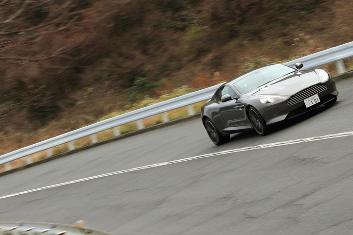 現在、アストンマーティンは「V8ヴァンテージ」を除く全てのカタログモデルに、自然吸気の6リッターV12エンジンを搭載している。