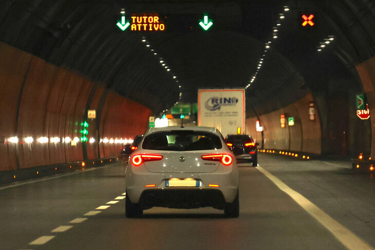 点灯時のテールランプは、ひと目で「ジュリエッタ」とわかる個性的なデザインだった。2025年5月、アウトストラーダA 1号線で撮影。