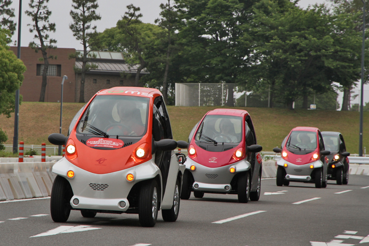 周辺の一般道におけるメーカー各社の最新技術搭載車、最新スポーツカーおよび超小型モビリティの試乗も行われた。これはトヨタ車体の「COMS」。