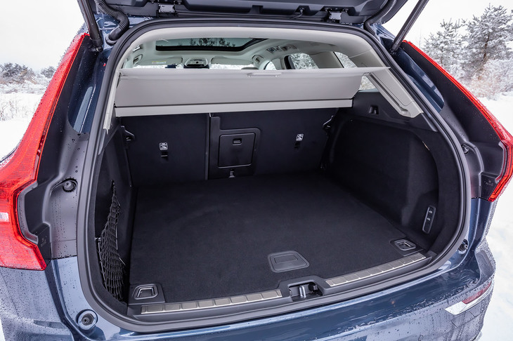 後席使用時の荷室容量は505リッター。後席背もたれを倒せば、最大1432リッターに拡大できる。バッテリーをセンタートンネル部分に配置しているため、荷室スペースがほとんど犠牲になっていないのも「「XC60リチャージプラグインハイブリッドT8」の特徴。