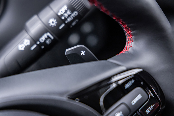「ヴェゼルe：HEV RS」にはアクセルオフ時の減速感を4段階に調節できるシフトパドルが標準で装備される。渡辺さんは「（ホンダでは）e：HEVでのパドルを減速セレクターと呼んでいて、どのドライブモードでも好みの減速度を選ぶことは可能です」と、その使い方を説明。「パワートレインに変更はありませんが、ヴェゼルRSではパワートレインのもてる力をより引き出せるようになっていると思います」と続けた。