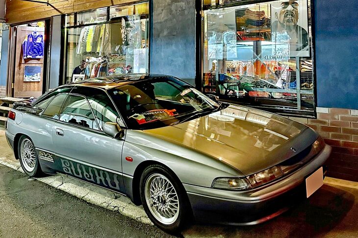 旧渋谷川遊歩道路で。あるブティック前に置かれた「スバル・アルシオーネSVX」。生産終了からはや27年経過した今日でも、十分に未来感を発散している。