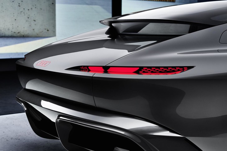 リアまわりは、天地の薄いウィンドウやシャープなデザインのコンビランプが目を引く。