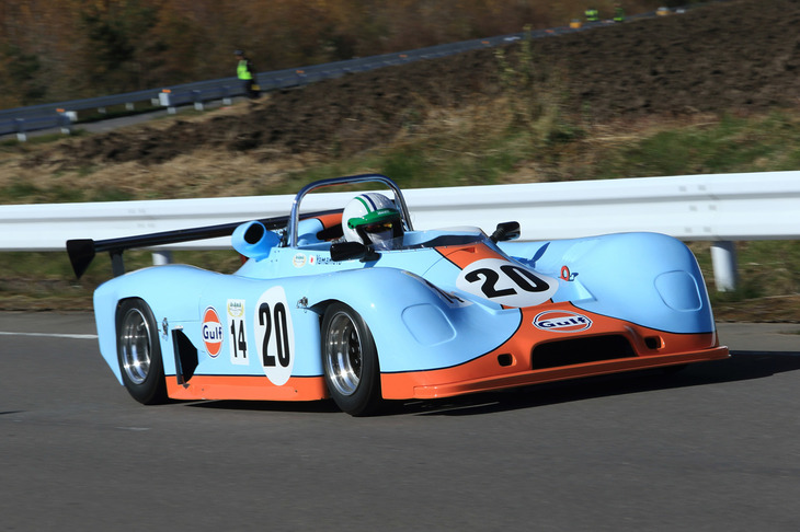 “グラチャンカー”を思わせるカウルのデザインがかっこいいこちらの車両は、エントリーリストによると「日産NS93ザウルス（改）」（1993年）。日産がワンメイクレース用に開発したレーシングカー、ザウルスをベースに、オリジナルデザインのボディーをかぶせたもののようだ。