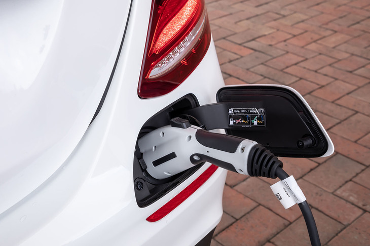 外部充電用のソケットは、リアランプ下のバンパー部分に配置される。一般家庭に設置できる200Vの専用充電器で１.５時間、100Vの家庭用コンセントなら５時間でフル充電が可能。