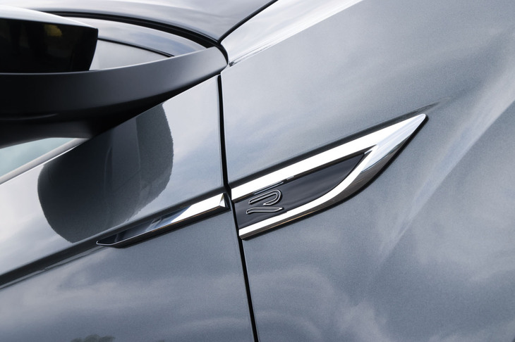 フロントフェンダーに「R」のエンブレムが備わる。試乗車の外板色は「インジウムグレーメタリック」とブラックルーフのツートンで、これを含め「TロックTDI 4MOTION Rライン ブラックスタイル」には5種類の外板色が設定されている。