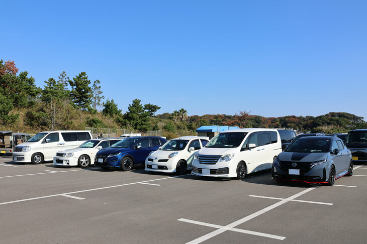 個性豊かなクルマが顔をそろえるミーティング会場の様子。すべてがオーテックジャパンやNISMO、日産モータースポーツ＆カスタマイズの手になるモデルなのだ。クラシックなクルマも数多く参加するので、見応えたっぷり。