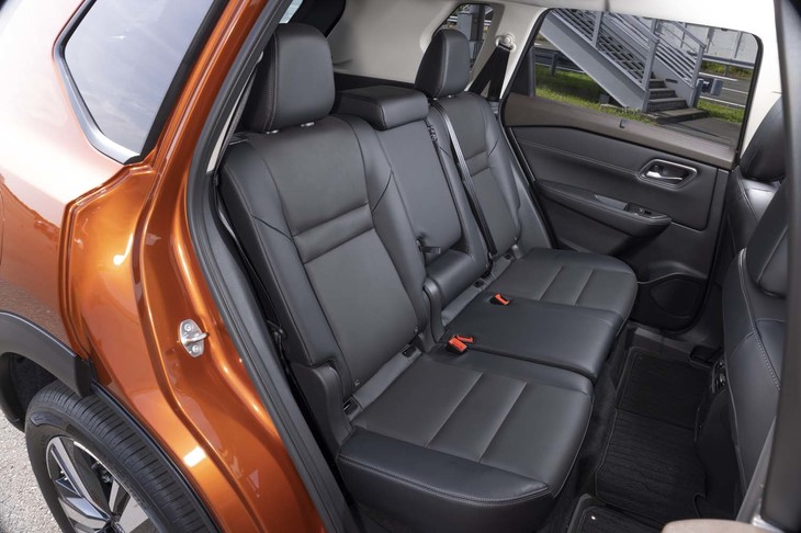薄型シートの採用によって後席のヘッドルームや膝まわりが先代モデルよりも広くなったほか、座面のスライド量も20mm大きい260mmになった。ほぼ90度まで開くドアの開口幅もポイント。