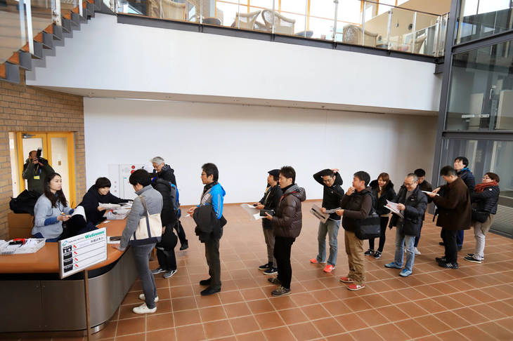 イベントの拠点となった「VIPスイートエントラント」にて、受け付けを済ます参加者たち。ここは「ミニバン試乗」コースの拠点となったほか、豪華プロドライバーによる楽しいトークショーなども行われた。