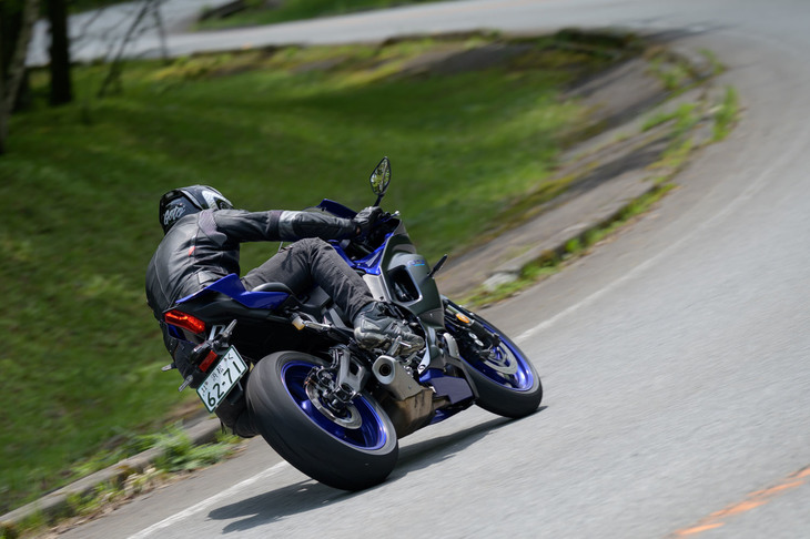 スーパースポーツとしての運動性能の高さと、幅広いライダーが楽しめる懐の深さを併せ持つ「YZF-R7」。ライダーの層が広がり、バイクの使われ方も多様化している今日にふさわしいスーパースポーツといえるだろう。