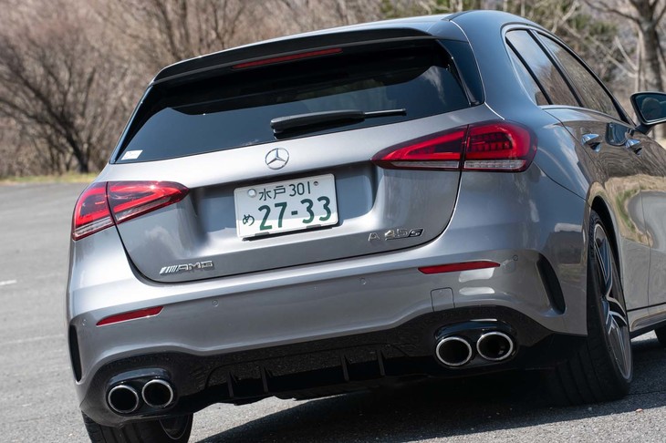 4本出しのマフラーエンドがリアビューを好戦的に飾っている。内蔵フラップによってエキゾーストサウンドを変化させる「AMGパフォーマンスエキゾーストシステム」は「AMGパフォーマンスパッケージ」に含まれるオプション装備。