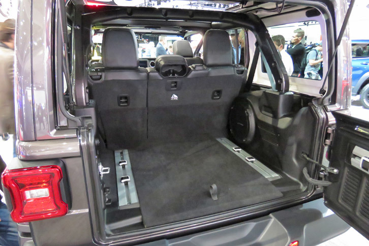 ジープ・ラングラー アンリミテッド サハラ（荷室）