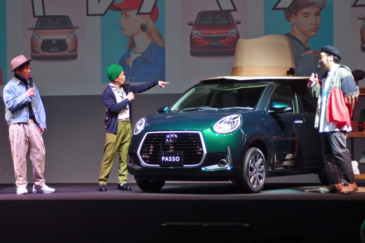 ジャングルポケットのおたけさん（写真左端）はマイナーチェンジした「パッソ」を「高級感が出てると思う」と評価。「実家のクルマがすっかり老朽化しているので、次はぜひパッソに……」などと調子のいいコメントをしては、ジャングルポケットの仲間にツッコミを入れられていた。