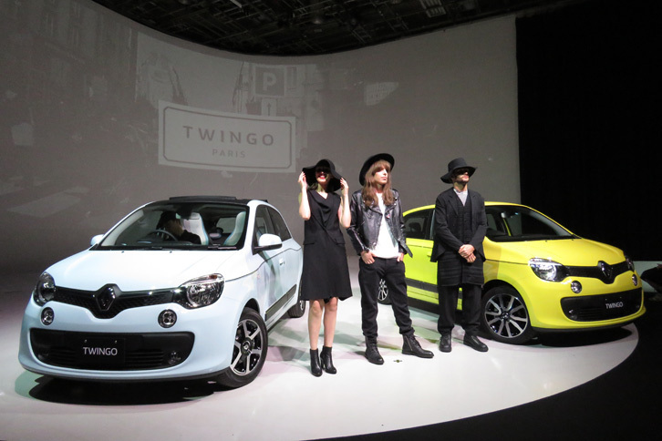 2台の新型「トゥインゴ」と、IVANさん（中央）を含む3人のモデル。