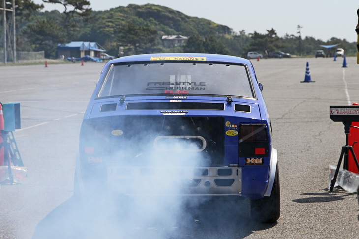 2ストロークエンジン特有の白煙を盛大に吐き出しながらスタートしていくのは、1300cc以下のノーマル車両および1000cc以下の改造車両によるBクラス（出走9台）で優勝した「スズキ・フロンテクーペGE」。