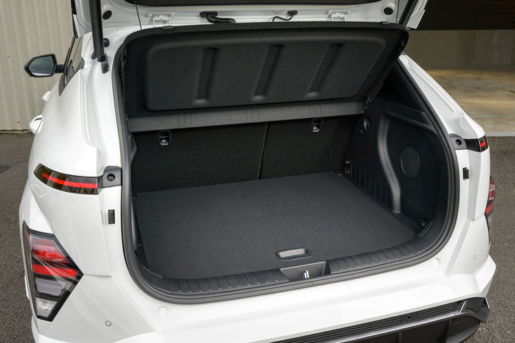 荷室の容量は466リッター。奥行きは867mm、積載高は706mmを確保する。