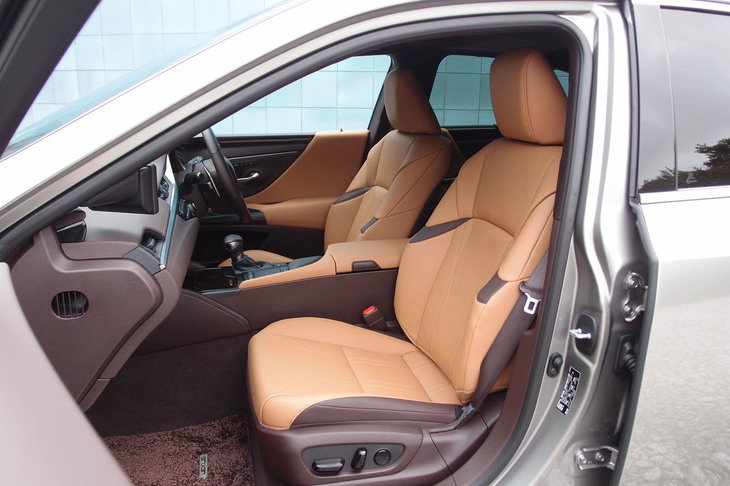 レクサスES300h“バージョンL”（フロントシート）