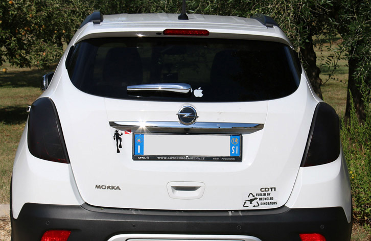 先日筆者が見かけたオペルの小型SUV「モッカ」。アップル製品に同梱（どうこん）されるステッカーからはじまり、1990年代にイタリアで流行したスキューバダイバー、そして右下にある「FUELED BY RECYCLED DINOSAURS」の「ディノザウルス燃料（化石燃料ということだろう）使用」まで、さまざまなステッカーが貼られている。