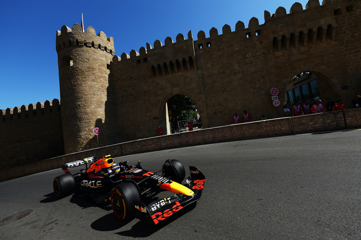 レッドブルのペレス（写真）は、モナコに続きアゼルバイジャンでもチームメイトのフェルスタッペンをリードし、予選ではルクレールに次ぐ2番手。レースではスタートでルクレールを抜きトップに立つも、タイヤの使い方ではフェルスタッペンに分があり、今回はフェルスタッペンに勝利を持っていかれた。チームは今季3回目、通算では20回目の1-2フィニッシュを達成。ペレスはドライバーズランキングでルクレールを抜き2位に躍り出た。（Photo=Getty Images / Red Bull Content Pool）