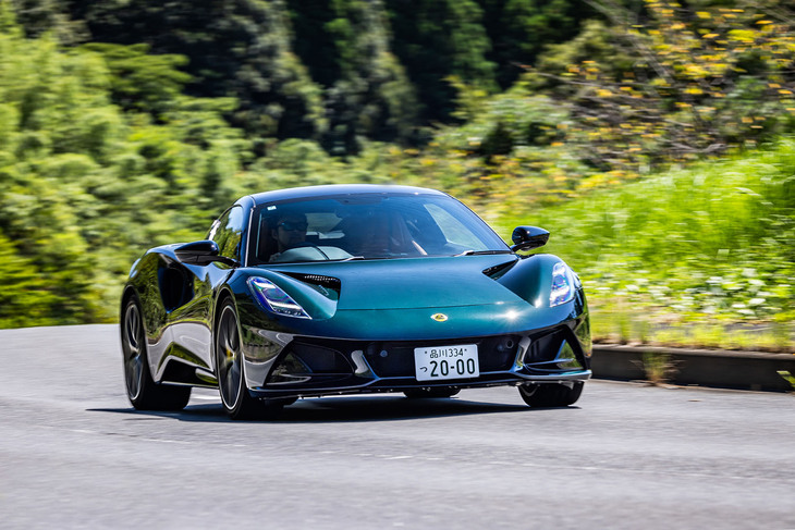 「ロータスがつくり上げた最高で最後のミドシップエンジン車」とうたわれる「エミーラ」。2021年7月にグローバルデビューし、日本では2021年10月にV6モデル、2022年4月に直4モデルの注文受け付けがスタートした。