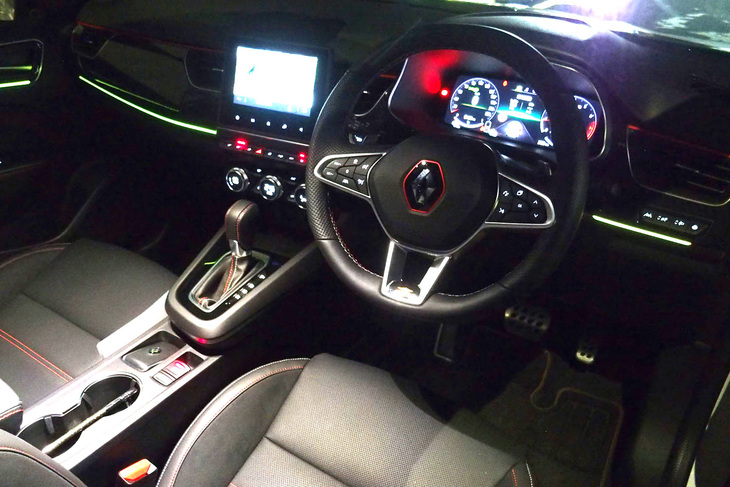 ルノー・スポール由来のデザインが採用されたインテリア。センターには7インチのタッチスクリーンが備わり、Apple CarPlayやAndroid Autoといったアプリを介したスマートフォンとのリンクが可能となっている。