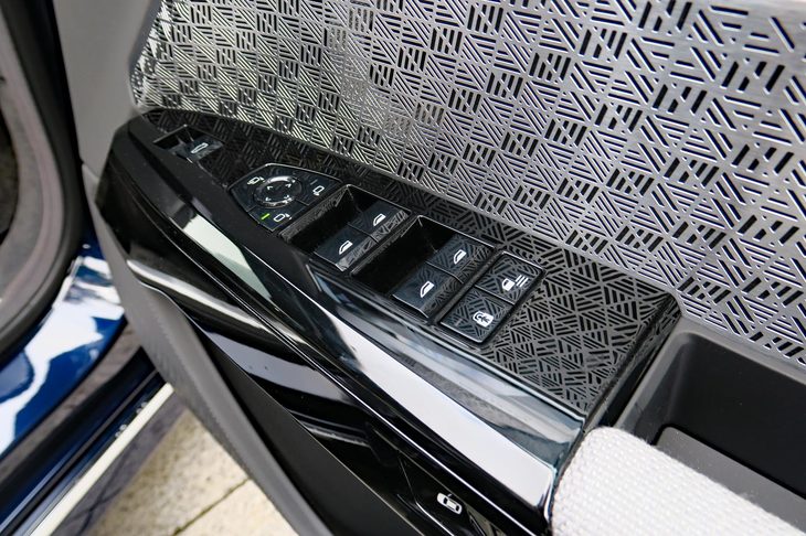 BMW i7 xDrive60eエクセレンス（フロントドアコンソール）