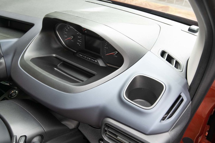 前席まわりの収納スペースが多いのも「リフター」の特徴だ。写真はメーターパネル手前の空間とカップホルダー。