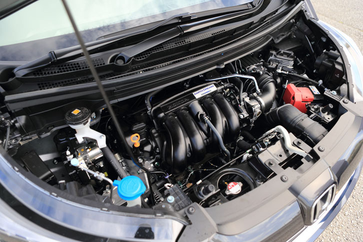 テスト車「フリードG Honda SENSING」の1.5リッター直4直噴エンジン。アイドリングストップ機構が備わる。