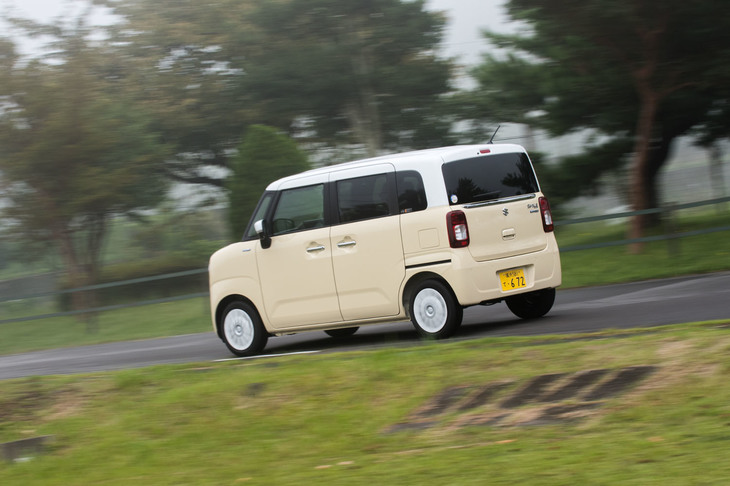 女性にターゲットを絞ったライバルに対し、男女問わず、パーソナルユースを主とするオーナー層をターゲットとした「ワゴンRスマイル」。そのコンセプトを、ユーザーがどう受け止めるかに注目である。