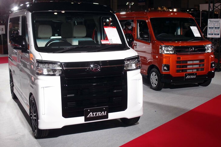 「ダイハツ・アトレー プレミアムver.」（写真左）と、標準タイプの「アトレー」（同右）。