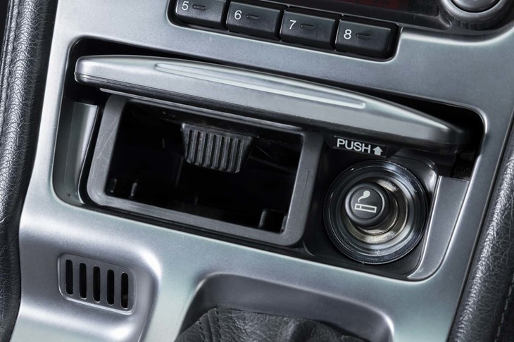 オーディオシステムの下にはシガーライターと灰皿が備わっている。