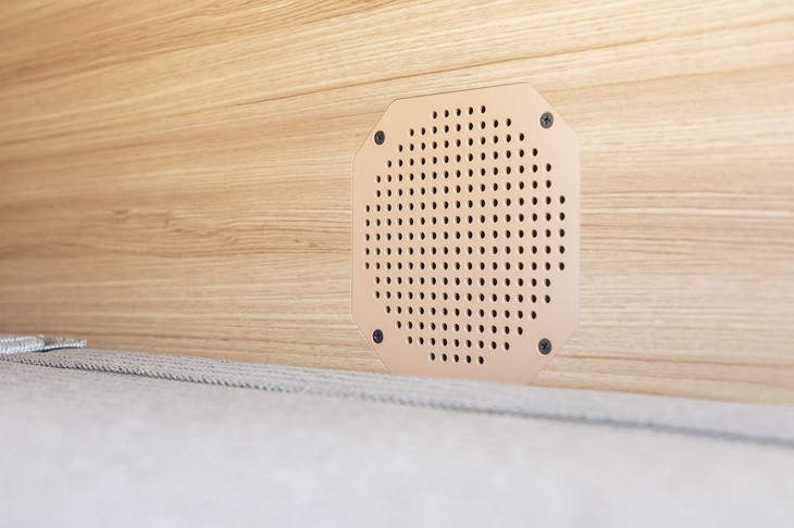 「グランドプレミアムGX」はダッシュボードまわりに2つ、ロールスクリーンのサイド（写真）に2つの計4スピーカーを搭載。音質はそれなりだが、外部スピーカーを用意しなくても映画が楽しめる。