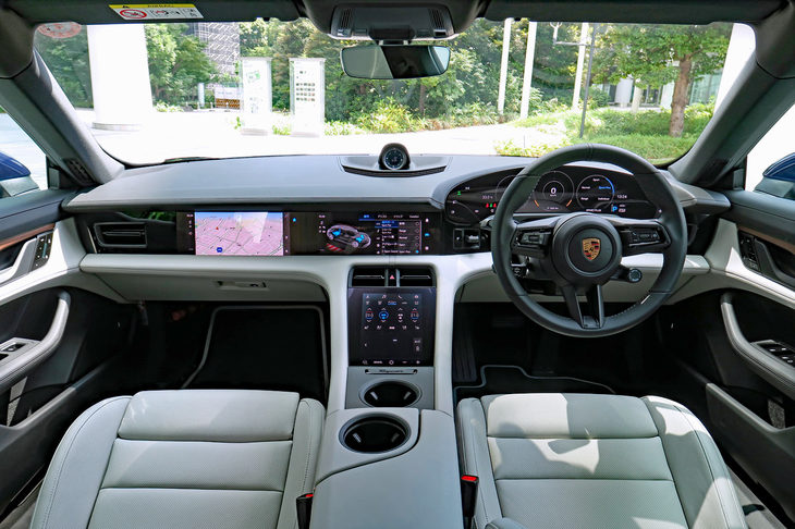 ポルシェ・タイカン4クロスツーリスモ（インストゥルメントパネルまわり）