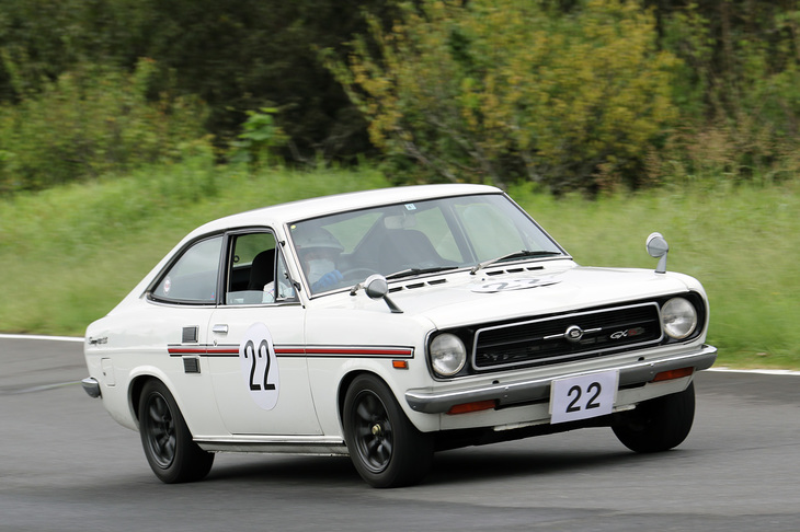 1973年「ダットサン・サニー1200クーペGX-5」（KB110）。直結（5速のギア比が1.000）の5段MTを備え、ツーリングカーレースで大活躍した2代目サニー クーペの最強モデル。