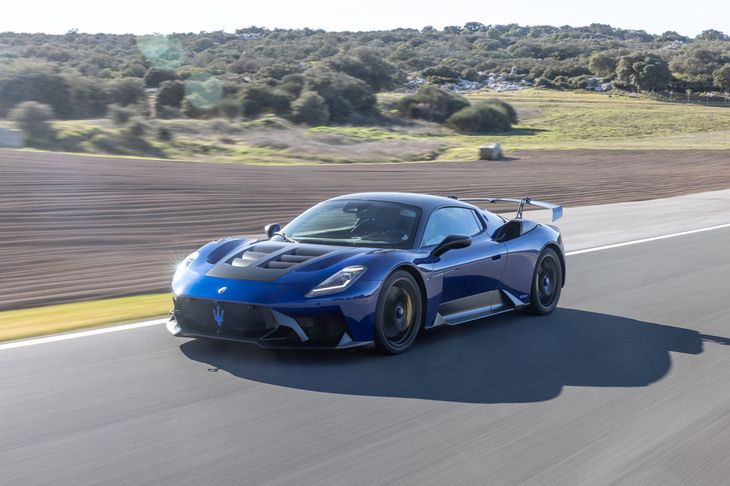 「GT2ストラダーレ」をマセラティは「日常の旅にも適している」と紹介する。たしかに公道走行可能なマシンだが、公道での乗り心地とハンドリングのスリルには覚悟が必要だ。フロントのリフトアップシステム（＋35mm）はオプションで選択可能。