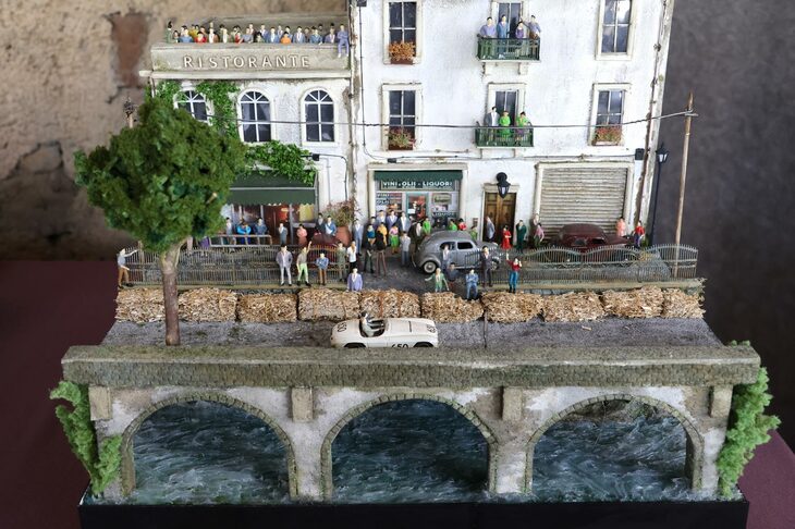 ロプレスト氏が主催するジオラマコンテストの参加作品も。これは1950年大会の模様を再現したもの。「フェラーリ166MMスパイダー」が、のどかな村を行く。