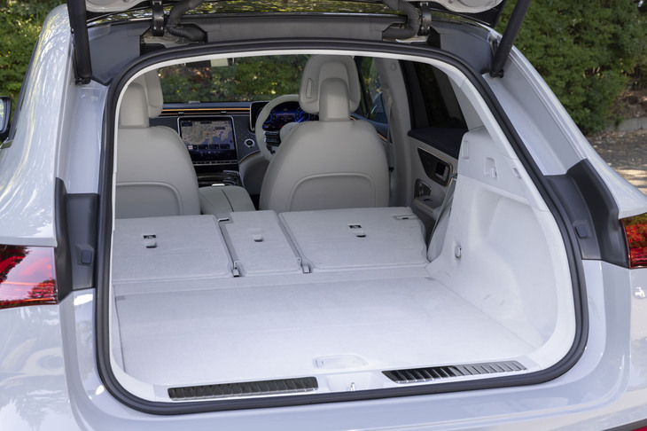 後席の背もたれを倒したときの荷室容量は1675リッター。床面と背もたれの背面がきれいにフラットになる。