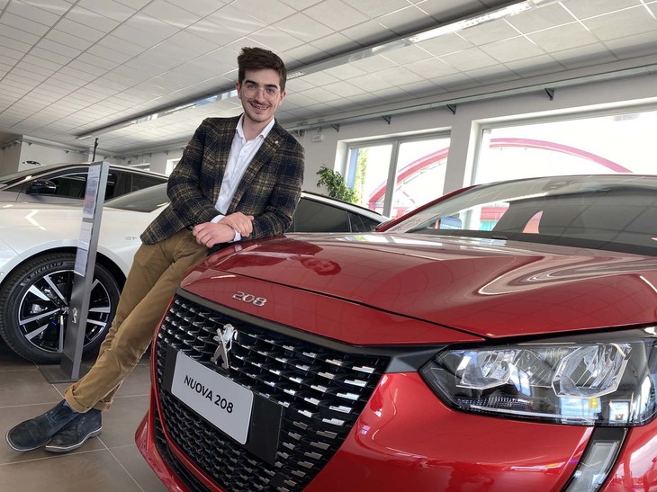 プジョー／オペル販売店であるシエナ・モトーリの営業担当、ジャコモ・ピエリーニさん。現在の通勤車は「プジョー208スポーツライン」。