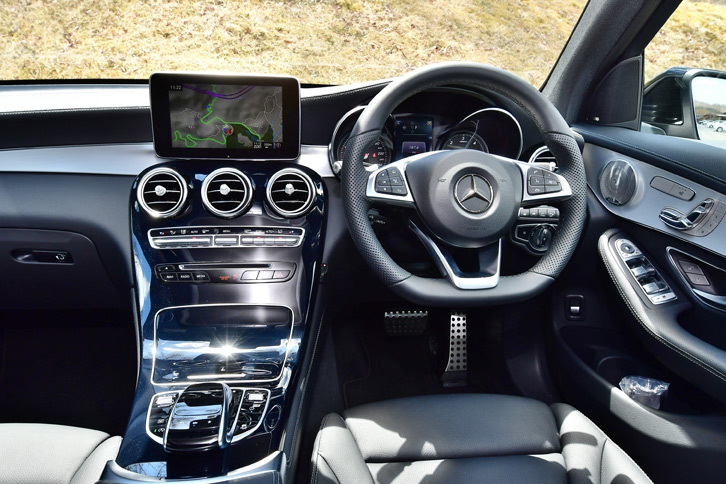 レザーARTICOのダッシュボードやスポーツステアリングを備えた上質感のある「本革仕様」のコックピット。中央には「COMANDシステム」を搭載した8.4インチワイドディスプレイが収まる。