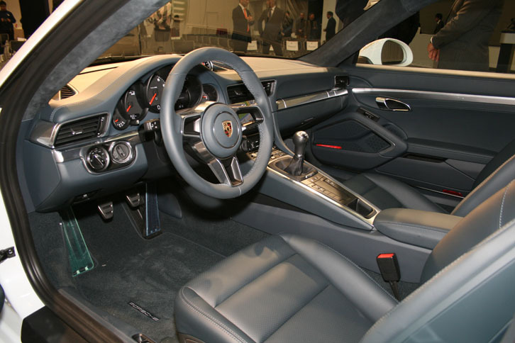 「ポルシェ911カレラ」（タイプ991 II）のインテリア。
