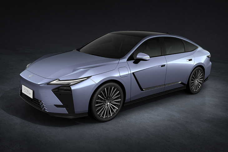 シャシーは先代モデルから引き続きFF系の「GA-K」プラットフォームを使う。ただし、専用開発によってハイブリッド車と電気自動車の両方に対応したほか、レクサス車としての走りの味わいの統一感を持たせるべくフロントとリア、フロアの剛性を強化している。