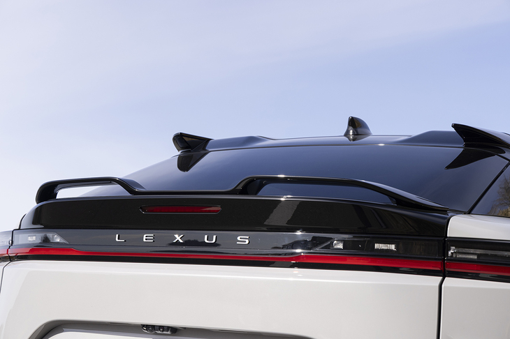 リアスポイラーはルーフの両端とテールゲートの二段構えで装備する。