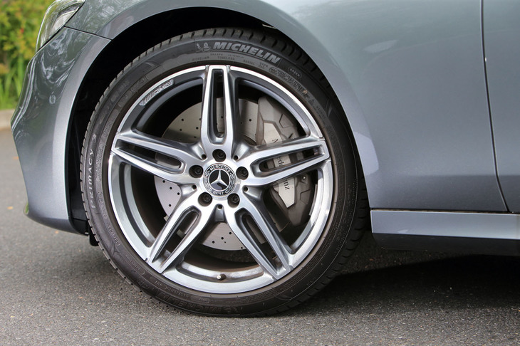 標準装備の19インチAMG 5ツインスポークアルミホイール。タイヤサイズは前：245/40R19、後ろ：275/35R19で、ミシュランのコンフォートタイヤ（ランフラット）が装着されていた。