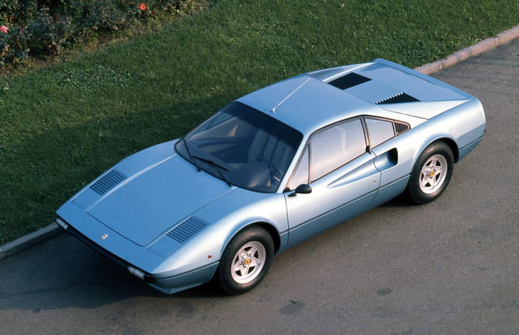 「フェラーリ308GTB」。ピニンファリーナのレオナルド・フィオラヴァンティが手がけたボディーに3リッターV8 DOHCユニットをミドシップする。初期モデルは予定していたスチール製ボディーの製造が間に合わなかったためFRP製ボディーを持つ。