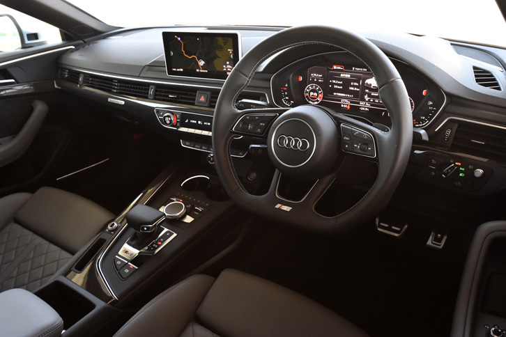 「アウディS5」のインストゥルメントパネルまわり。カーボン素材のデコラティブパネルなど、各所に同車専用の装飾が施されている。