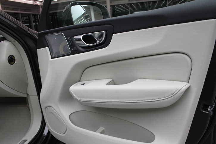 インテリアでは本物の素材にこだわっている。樹脂を使うにしても、メタルコートを施して、ひんやりした触感を演出しているという。