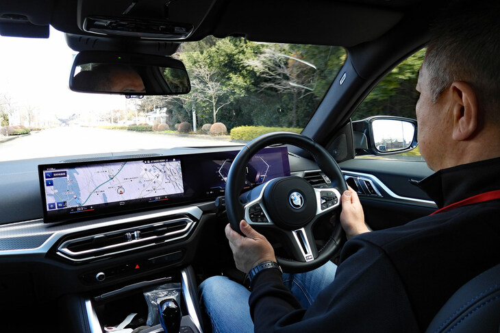 テストコース周辺の一般道にて、「レグノGR-XIII」の乗り味を試す筆者。