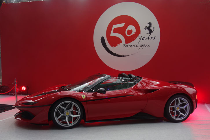 「488スパイダー」をベースに開発されたという「J50」。価格は250万ユーロ（約3億円）以上とされるが、限定数の10台はすでに完売しているとのこと。
