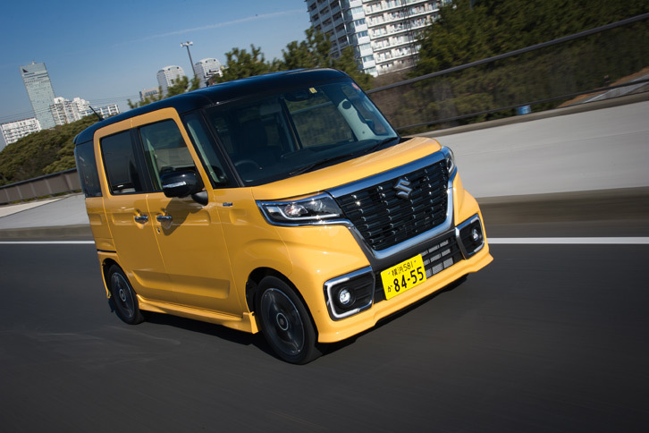 予防安全パッケージの「スズキセーフティサポート」には、軽自動車初となる後退時ブレーキサポートと、後方誤発進抑制機能が新たに加えられた。