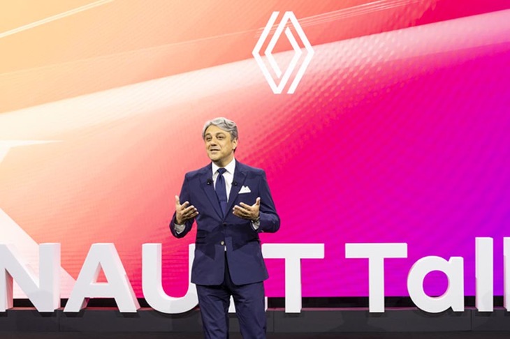 「ルノー・トーク♯1」においてあいさつを述べる、グループ・ルノーのルカ・デメオCEO。